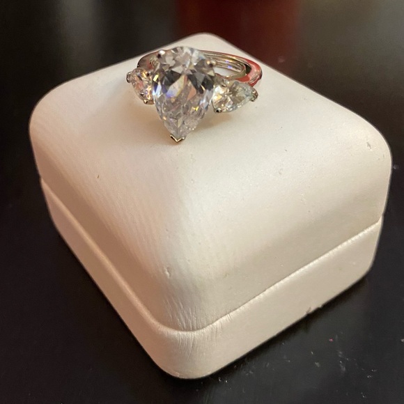 Vintage 925 Sterling Silver Cubic Zirconia ring - Picture 2 of 9